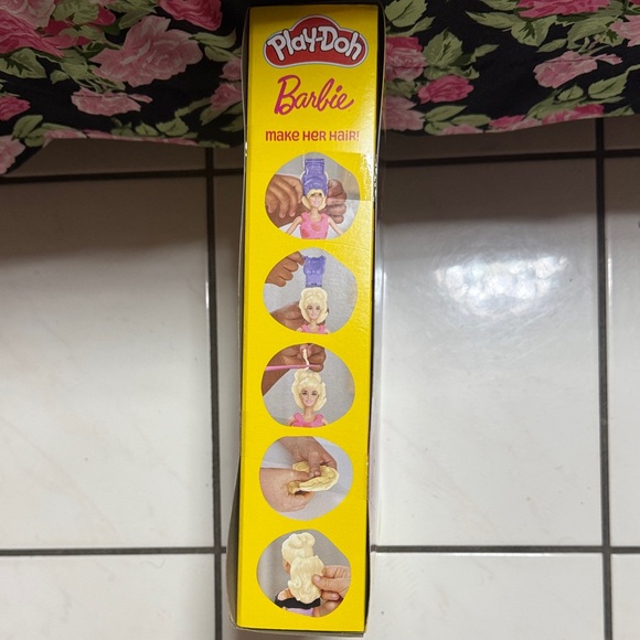 NEW Barbie Designer Fashion Show Set - Pink and Yellow - Picture 12 of 15